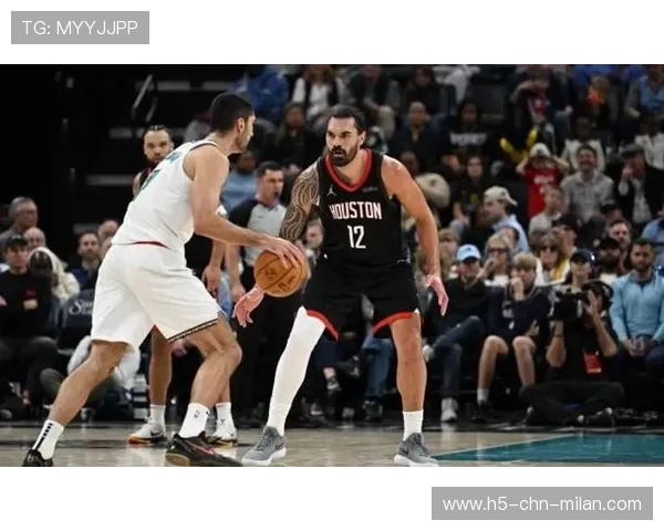 火箭亚当斯缺席致篮板失控，队内表现低迷